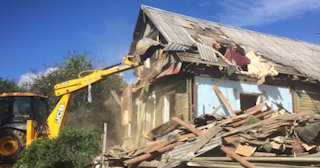 Промышленный демонтаж пристроек к дому в Искитиме | Цены от 581 руб. за м2