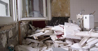 Демонтаж хрущевки в Искитиме - удаление старых полов и стен по выгодной цене от 1795 рублей.